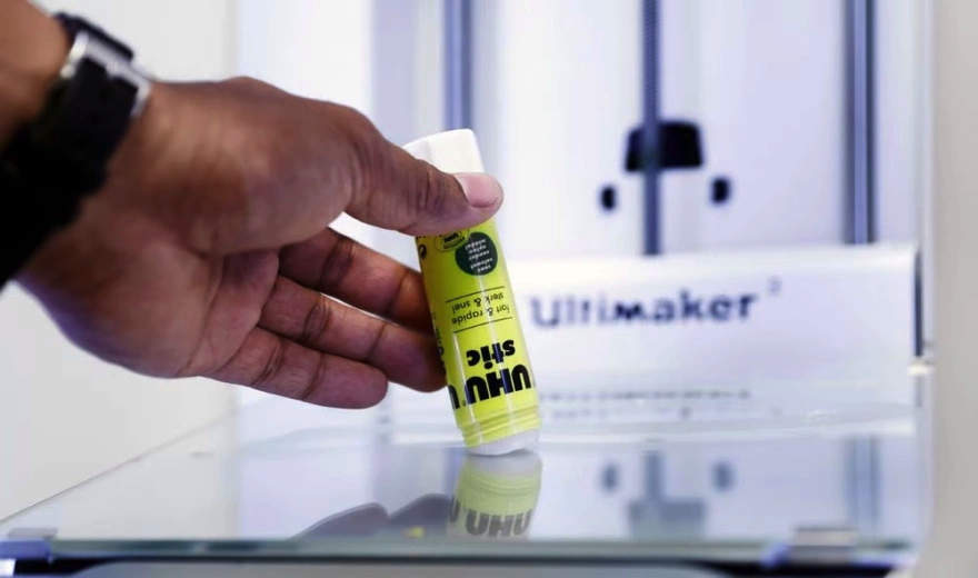 Он может использоваться с PETG, ABS, PLA. Материал легко смывается со стола после окончания работы